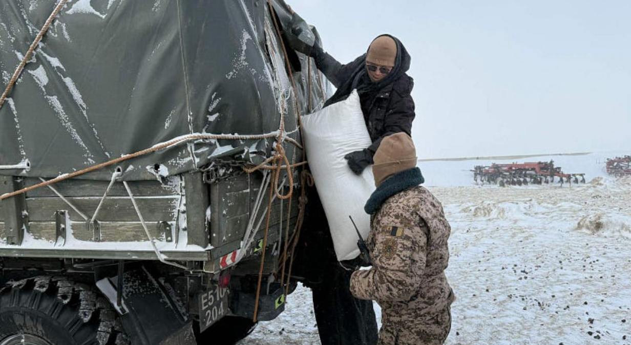 Зэвсэгт хүчний алба хаагчид Халхгол сумын малчдад тусламж үзүүлж байна